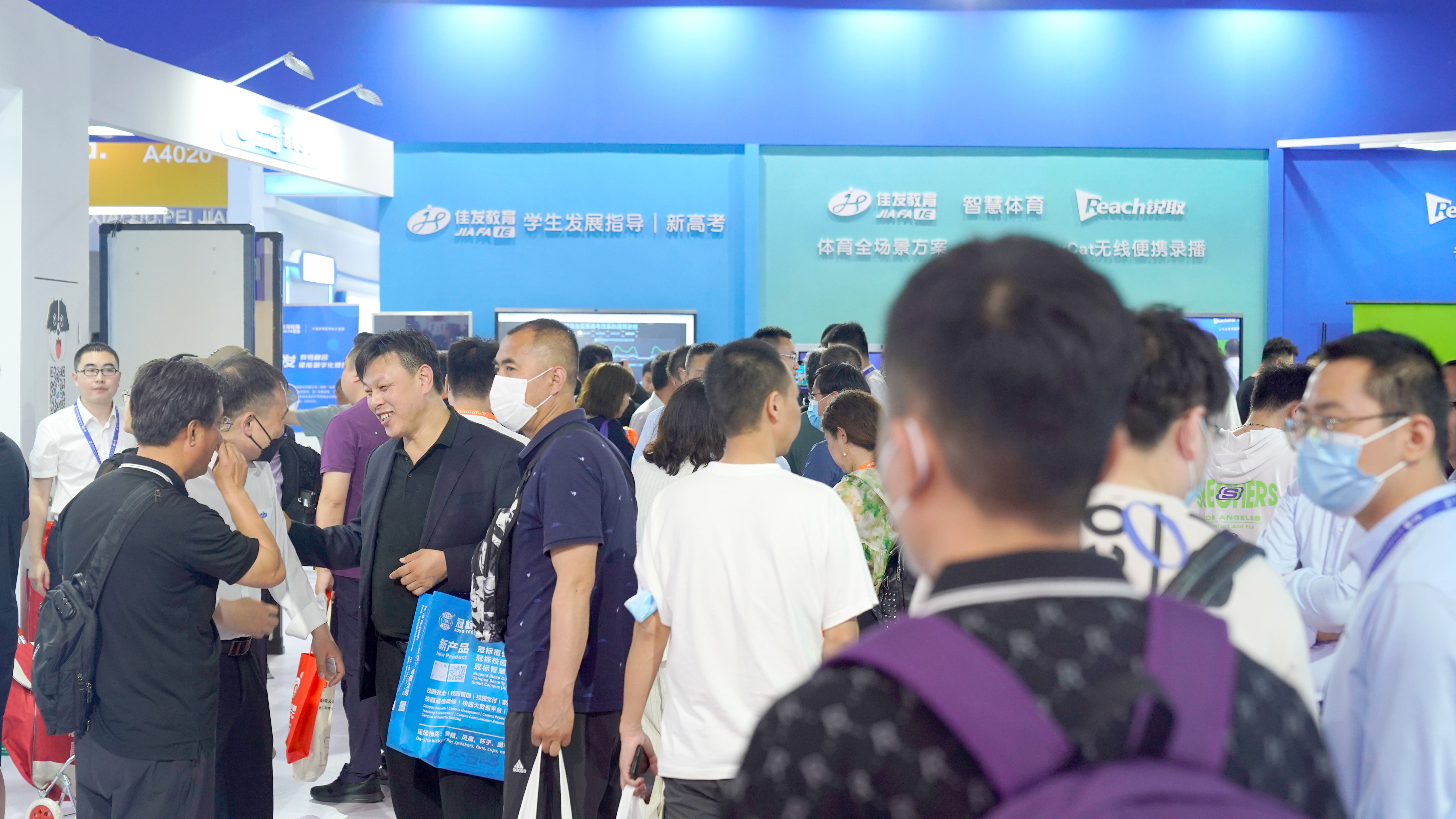 1682336628701481.jpg 人流2.jpg